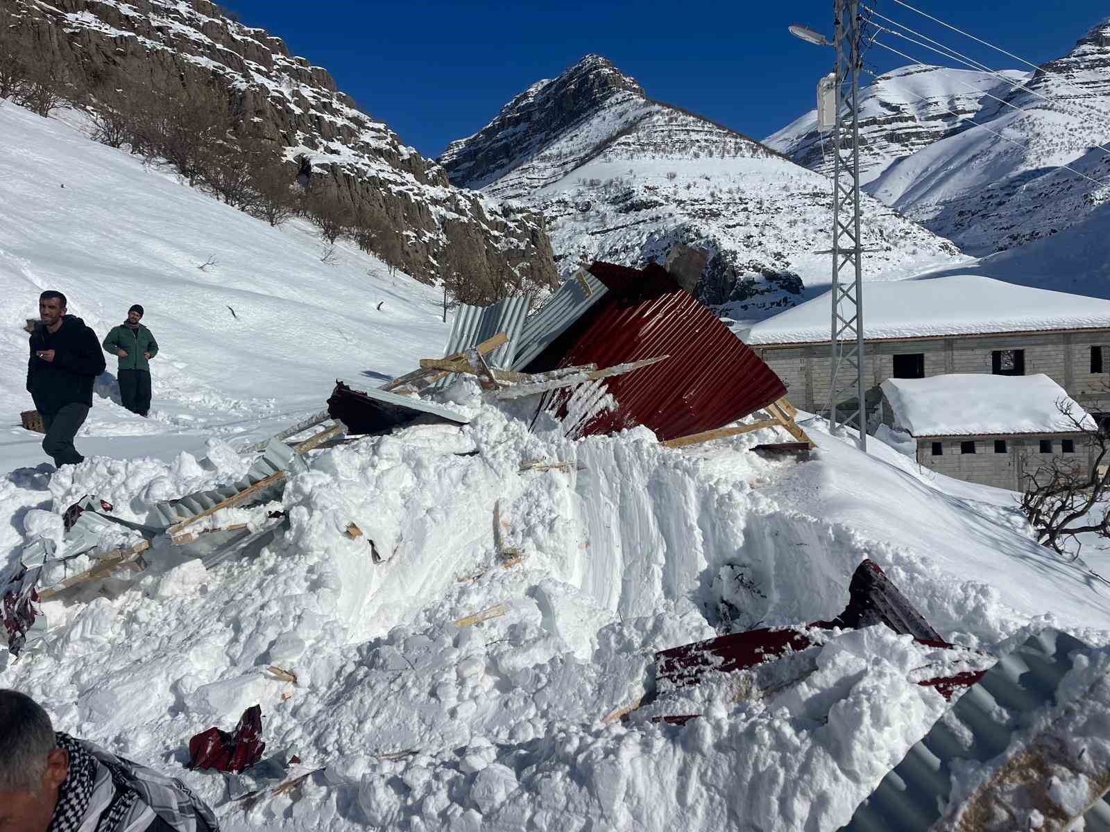 Beytüşşebap’ta çığ altında kalan ev ve araba çıkartıldı