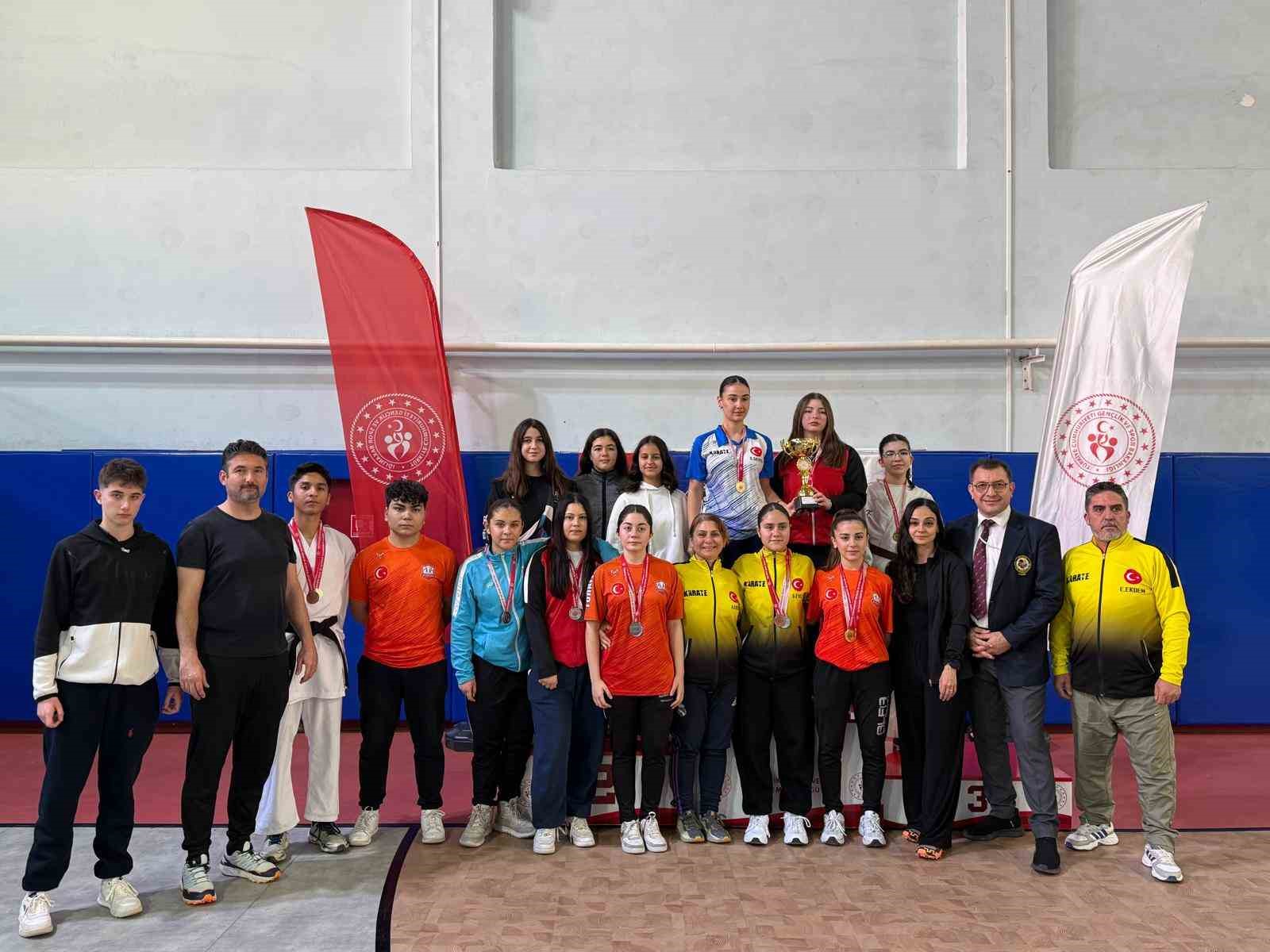 Okul sporları karate  ve badminton il birinciliği müsabakaları tamamlandı