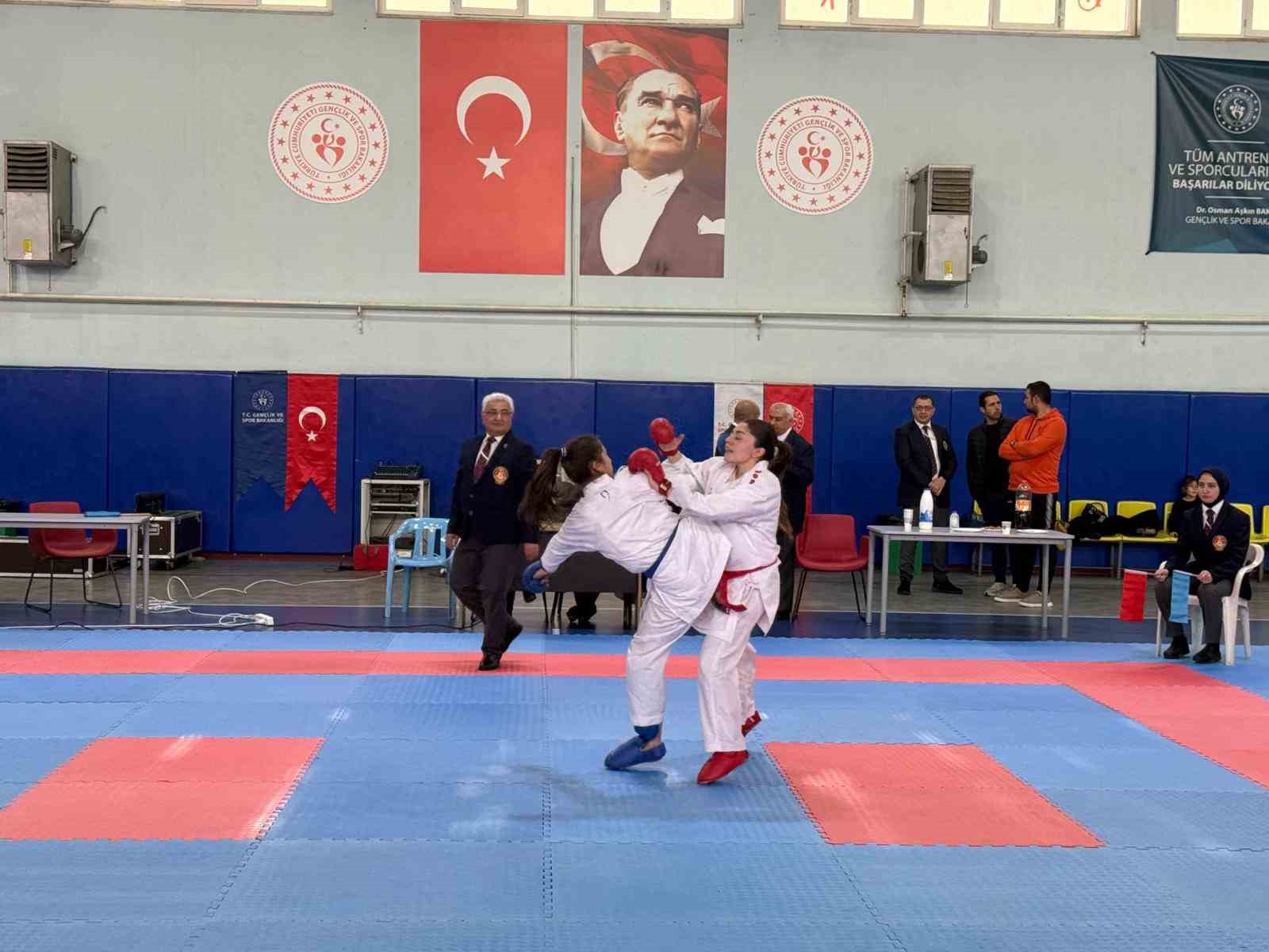 Okul sporları karate  ve badminton il birinciliği müsabakaları tamamlandı