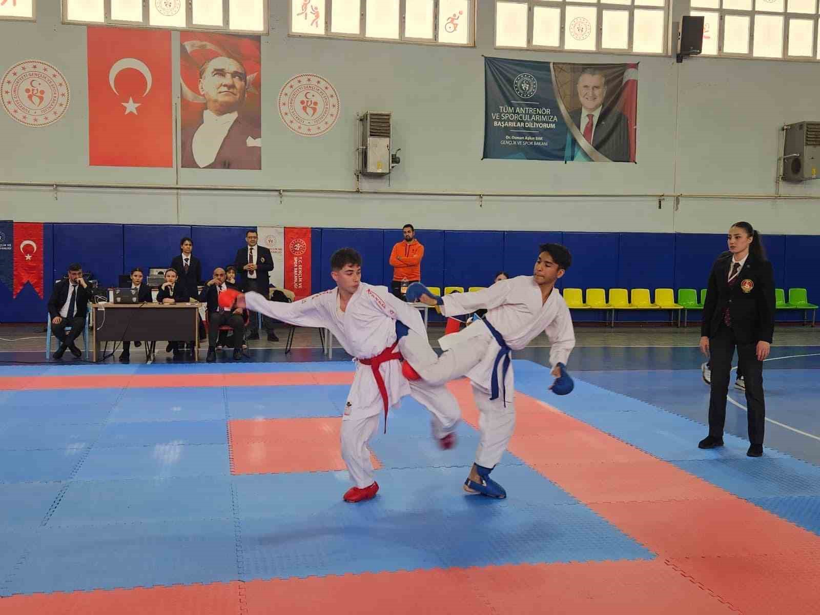 Okul sporları karate  ve badminton il birinciliği müsabakaları tamamlandı