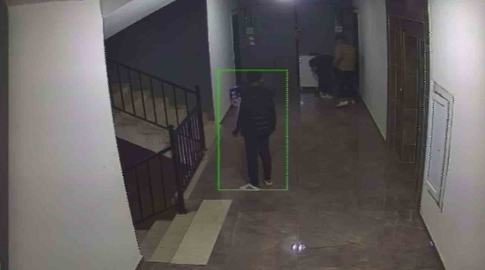 Daire önündeki ayakkabıları çaldılar