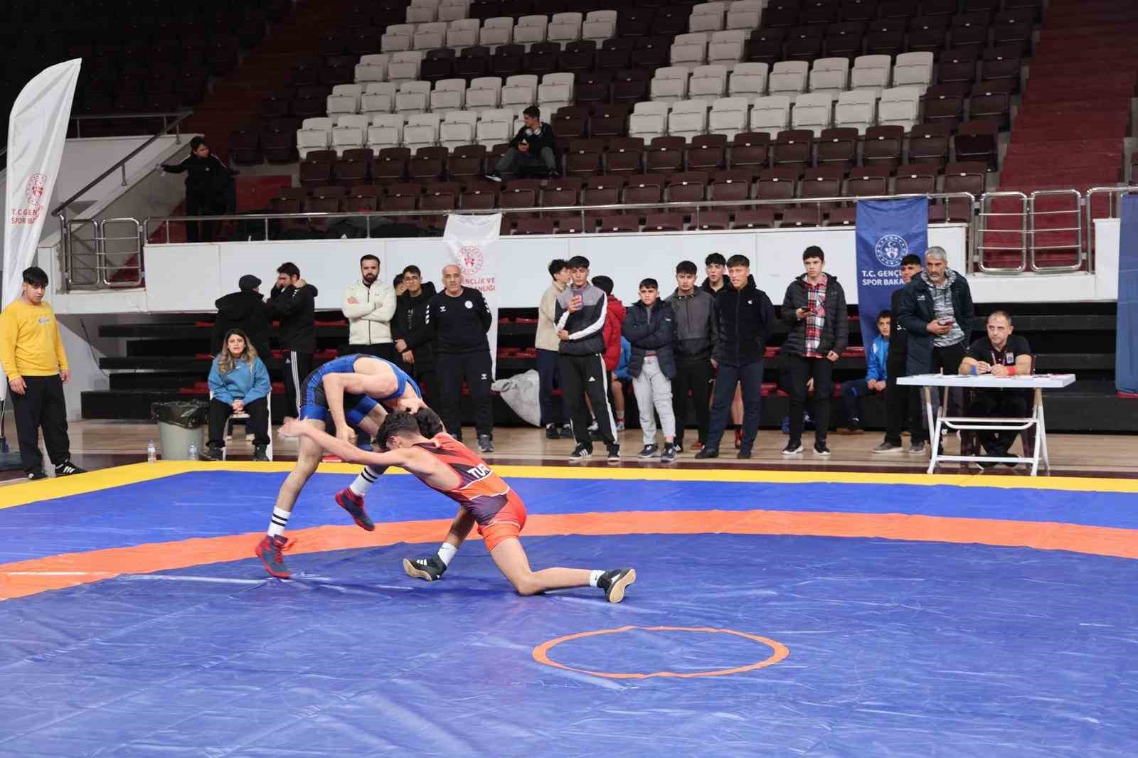 Gençler Güreş Müsabakaları Elazığ’da sürüyor