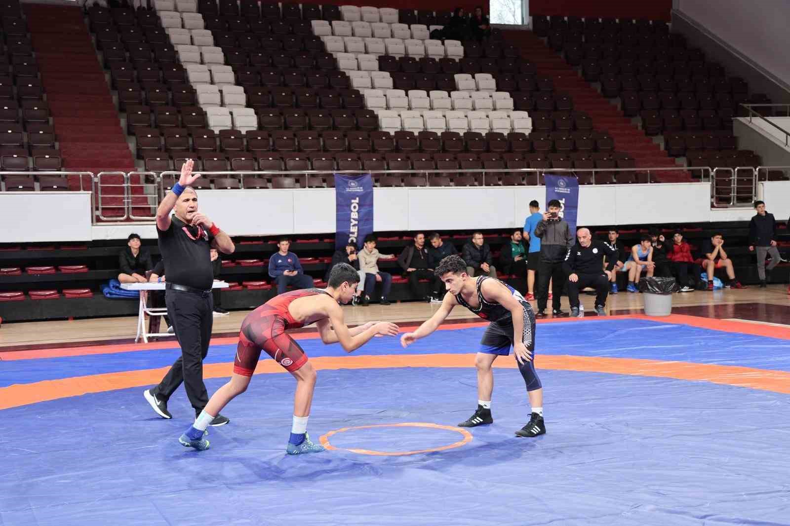 Gençler Güreş Müsabakaları Elazığ’da sürüyor