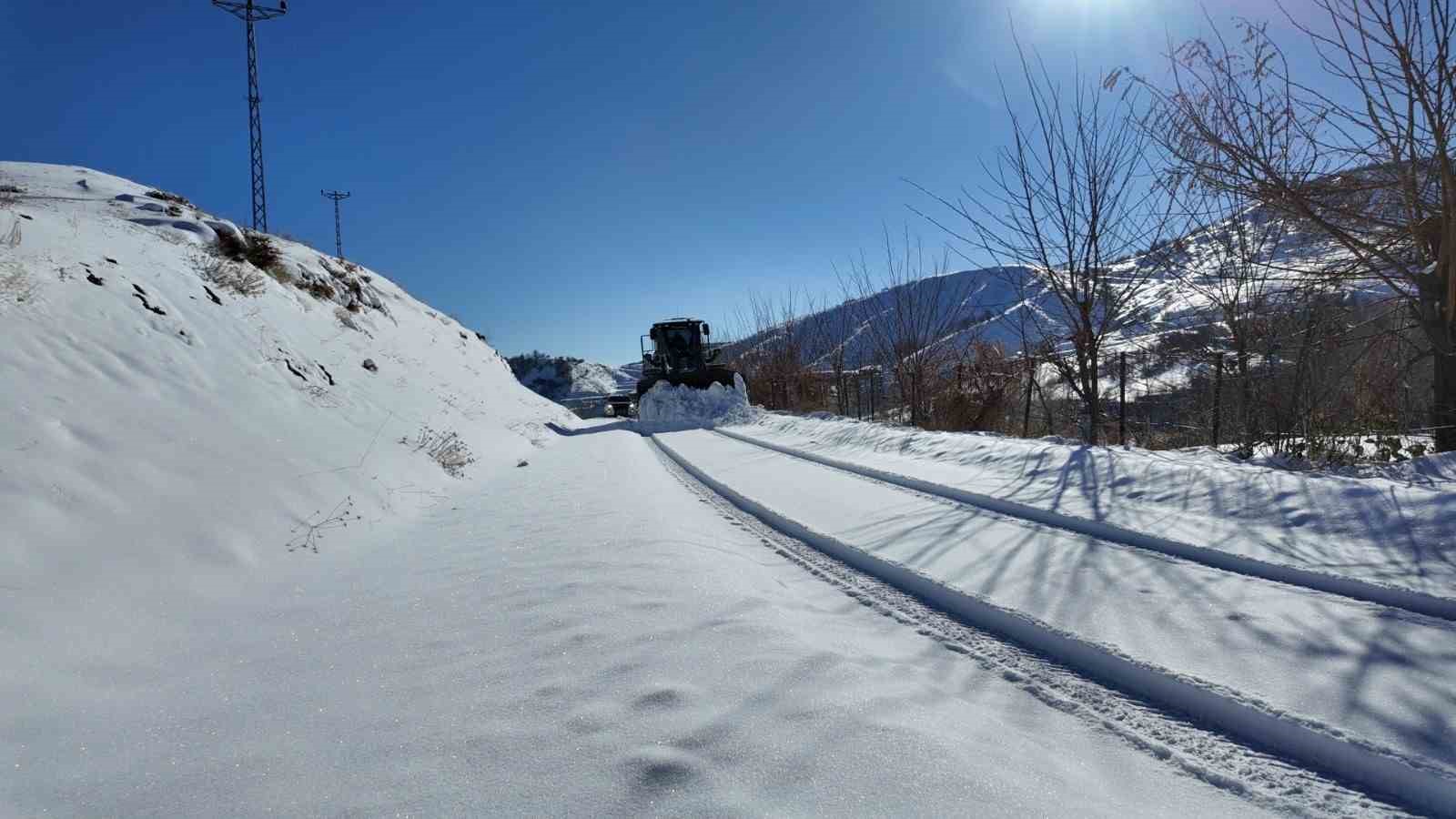 Bingöl’de karla mücadele çalışmaları sürüyor