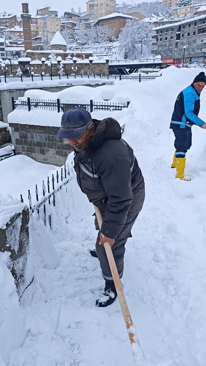 Bitlis’te kar temizliği türkü ile renklendi