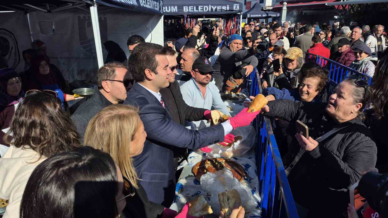 Bodrum’da 3 ton hamsi pişirilerek dağıtıldı