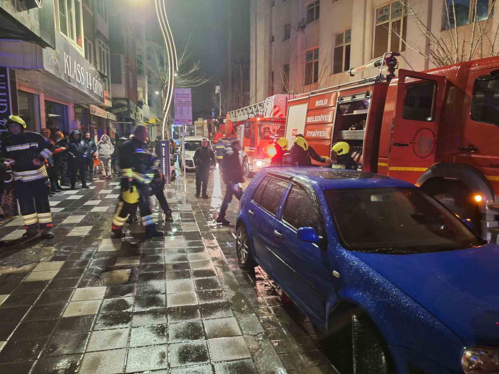 Bolu’da gece saatlerinde korkutan yangın: 2 kişi dumandan etkilendi
