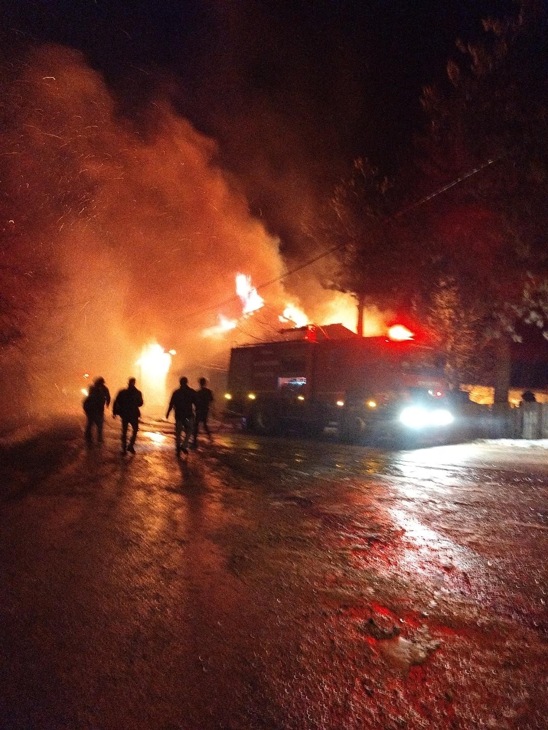 Bolu’da iki katlı ev alevlere teslim oldu