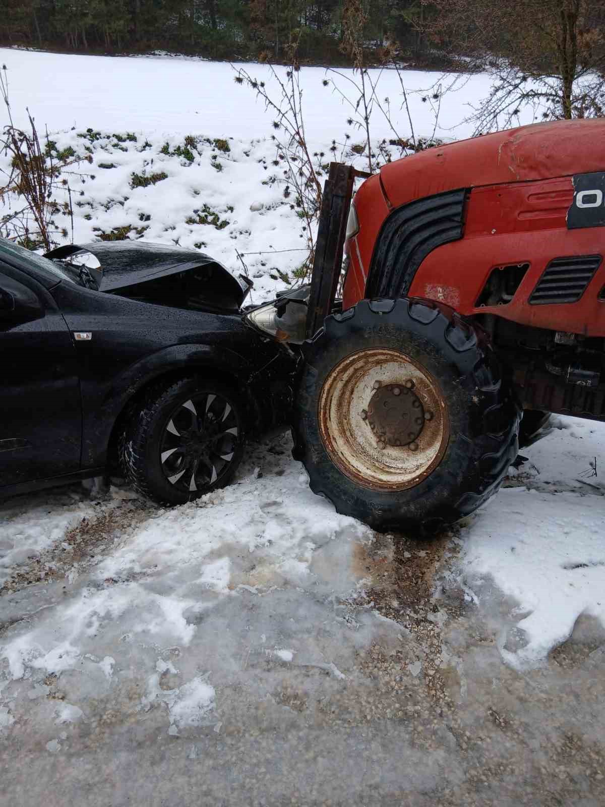Bolu’da traktör ile otomobil kafa kafaya çarpıştı: 1 yaralı