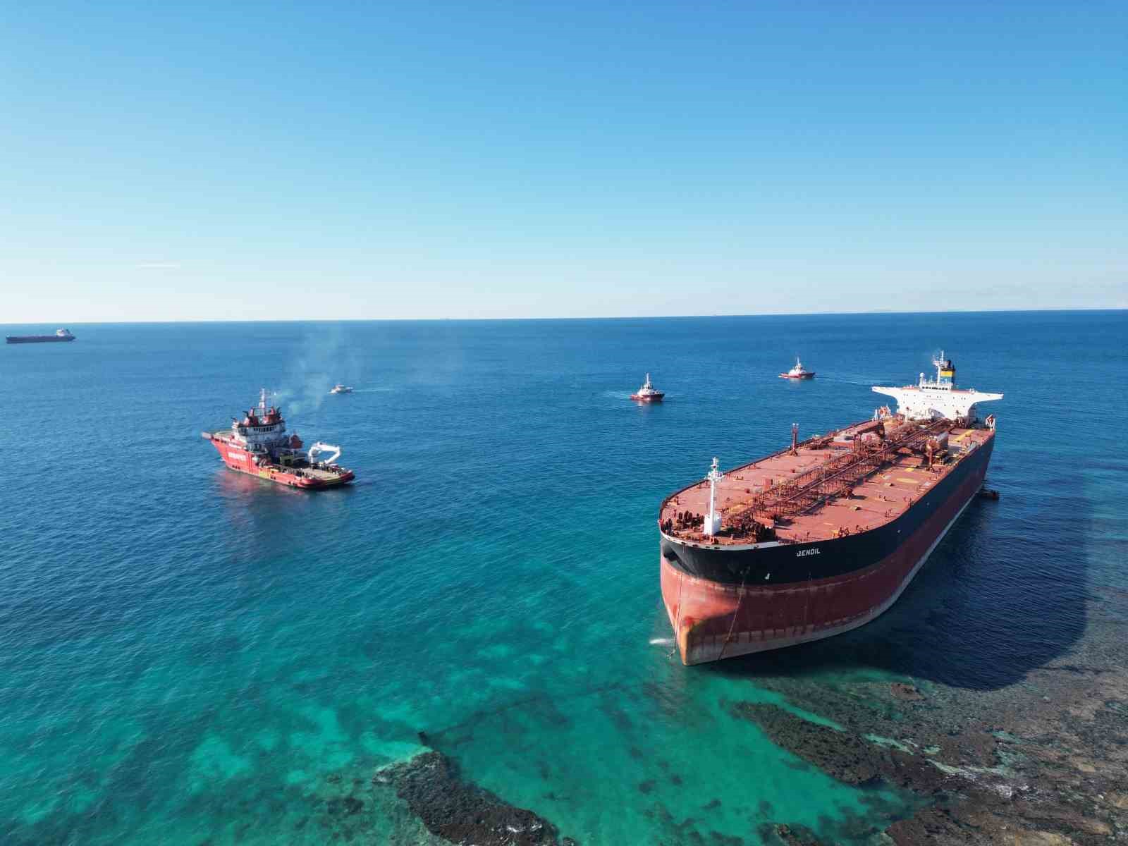 Bozcaada’da karaya oturan tankerin kurtarma çalışmaları dron ile görüntülendi