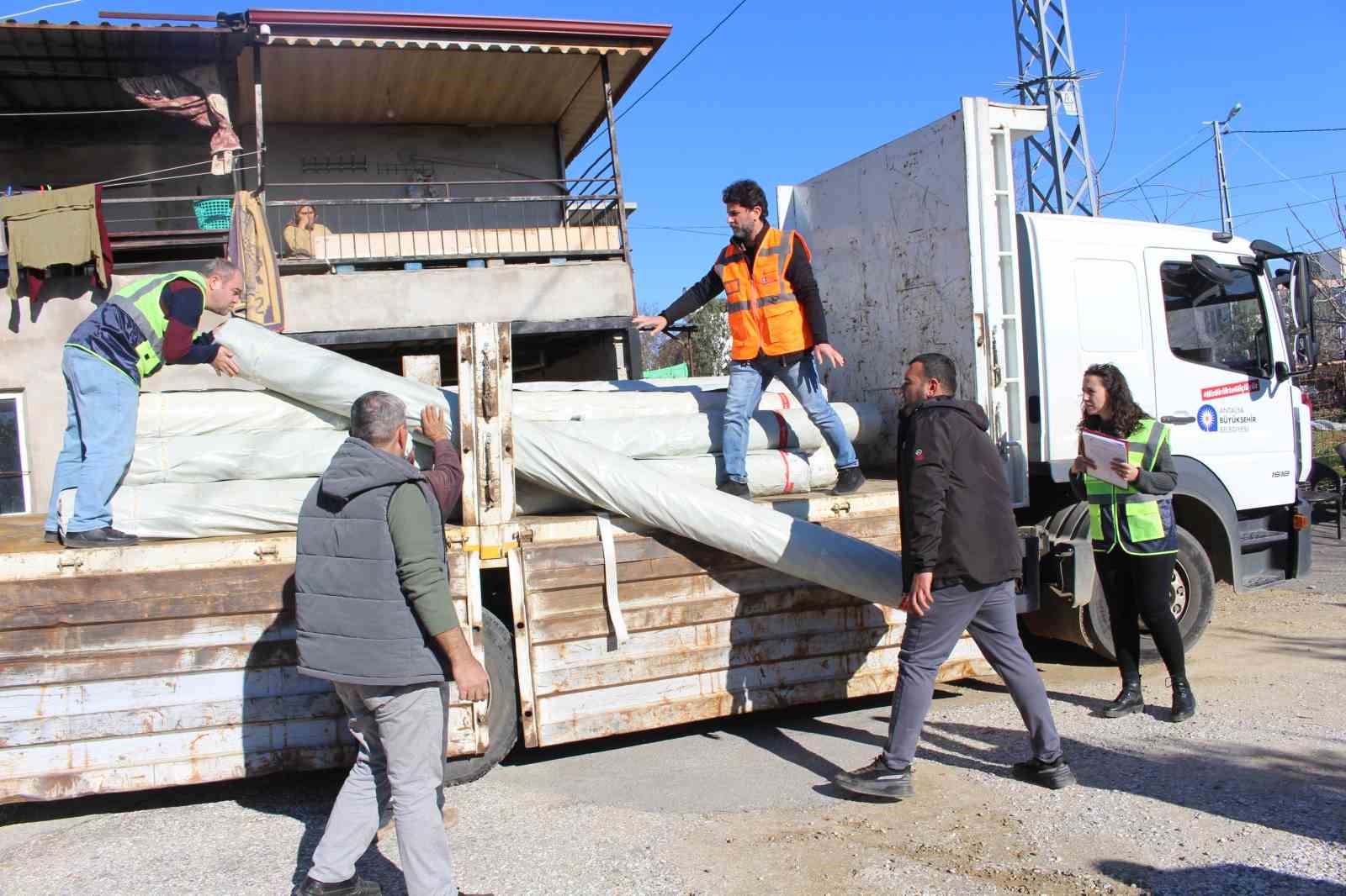 Büyükşehir Belediyesi’nden hortumdan zarar gören üreticiye destek