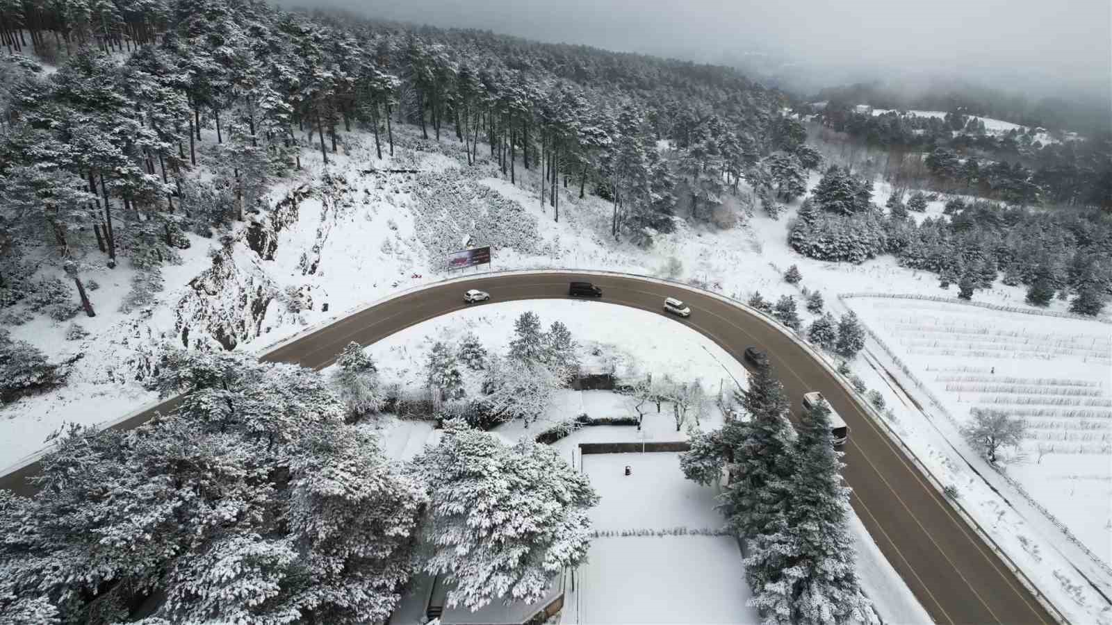 Beyaz örtüyle Uludağ’ın virajları görsel şölene dönüştü