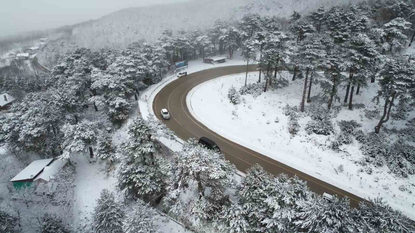 Beyaz örtüyle Uludağ’ın virajları görsel şölene dönüştü