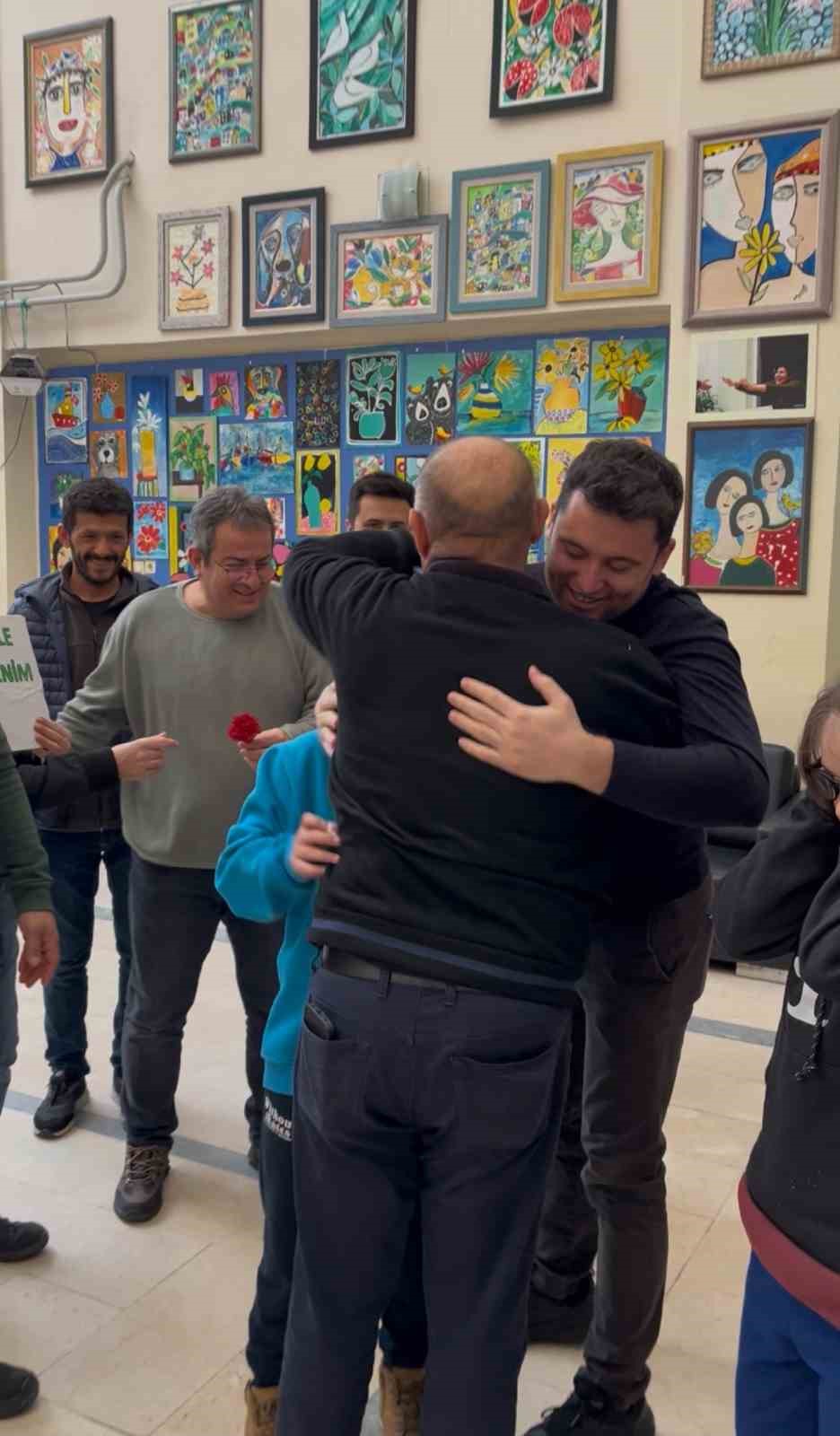 41 yıllık öğretmene alkışlı ve çiçekli veda