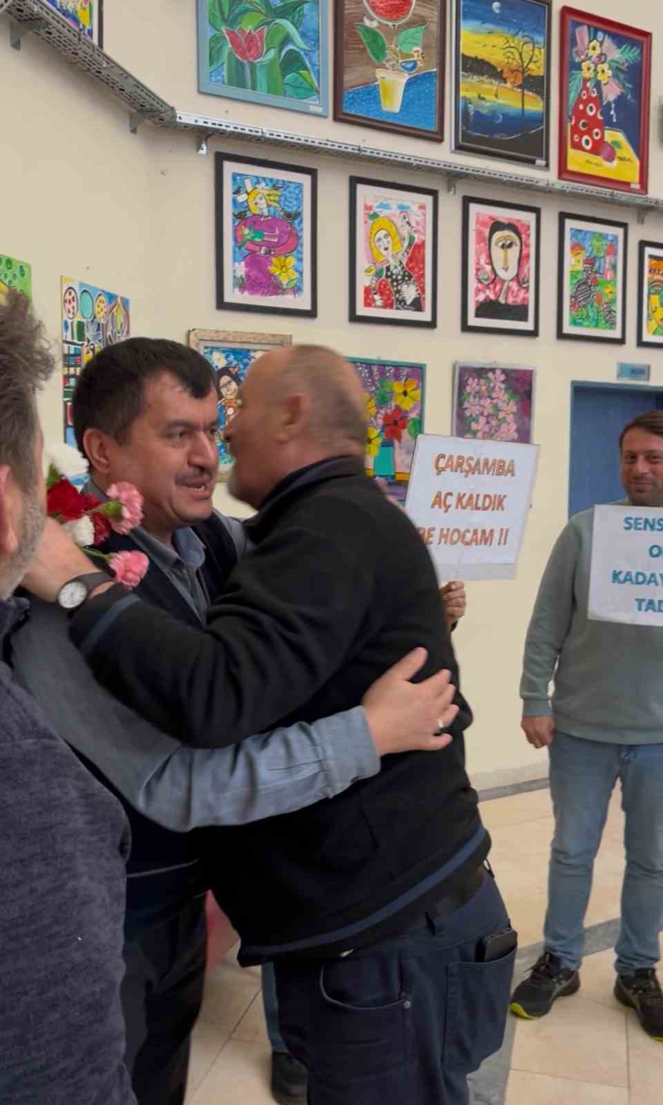 41 yıllık öğretmene alkışlı ve çiçekli veda