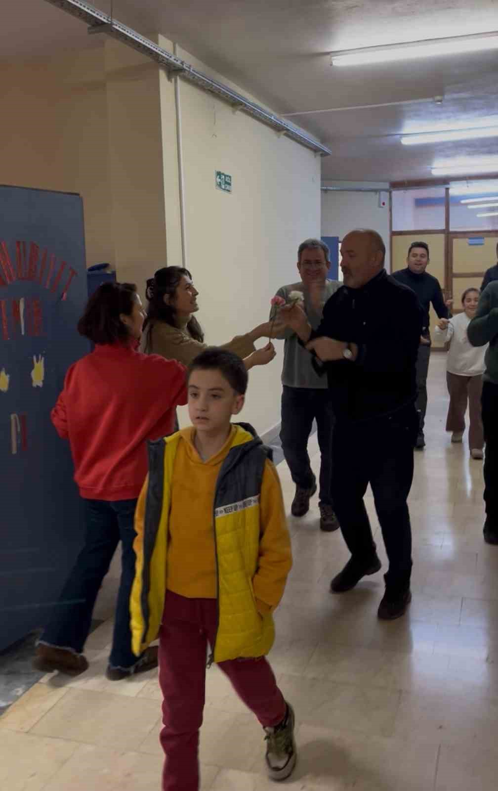 41 yıllık öğretmene alkışlı ve çiçekli veda