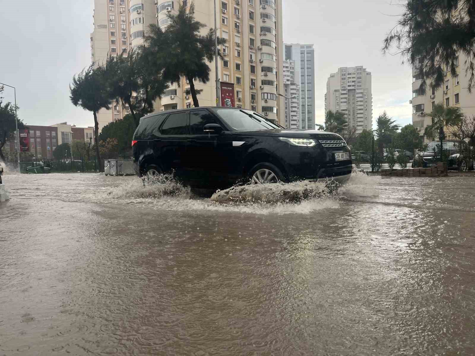 İzmir’de sağanak ve fırtına hayatı felç etti, yollar göle döndü