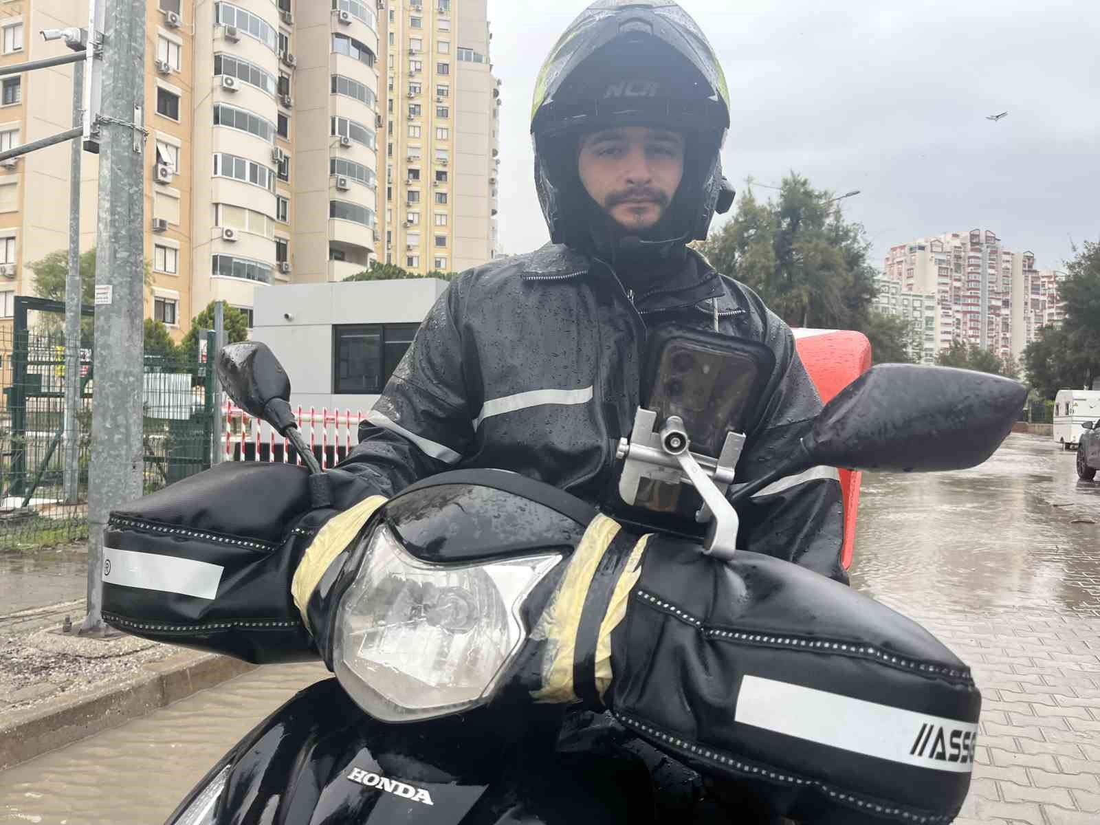 İzmir’de sağanak ve fırtına hayatı felç etti, yollar göle döndü