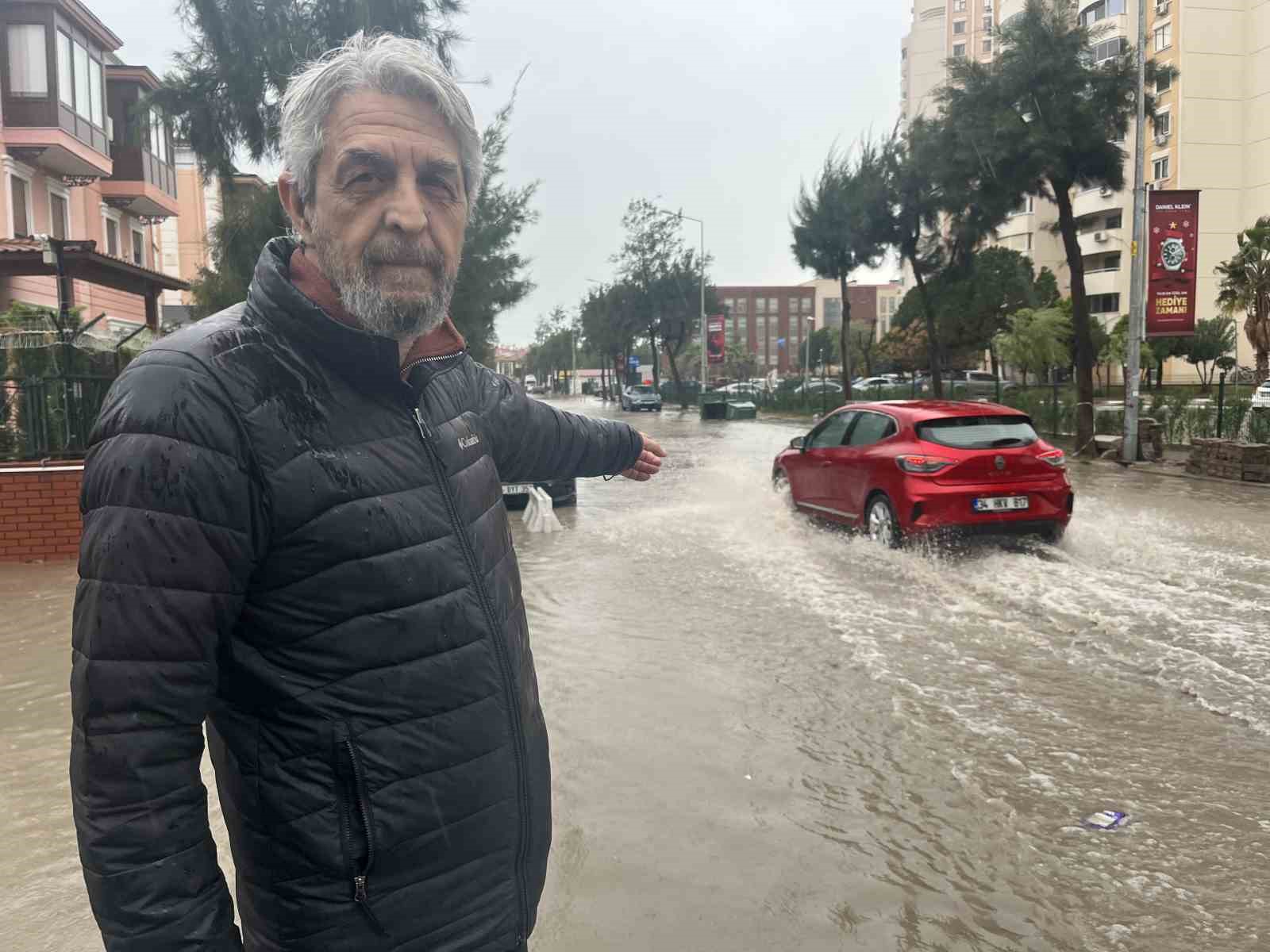 İzmir’de sağanak ve fırtına hayatı felç etti, yollar göle döndü