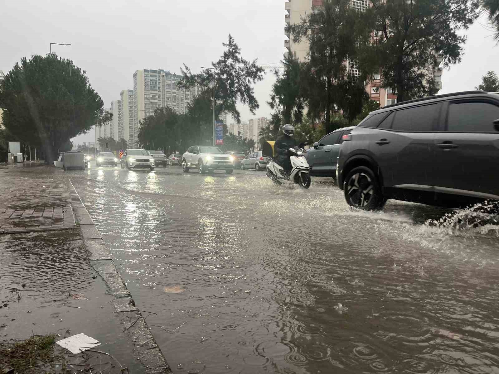İzmir’de sağanak ve fırtına hayatı felç etti, yollar göle döndü