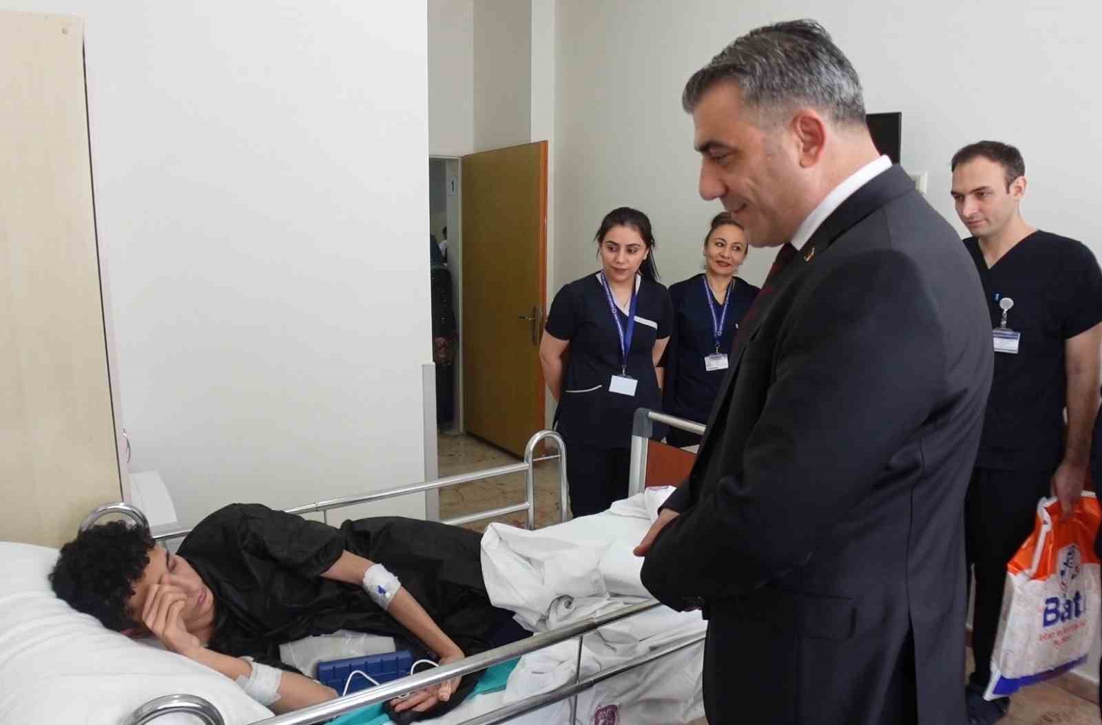 Hastanede yatan çocuklar, karne heyecanı yaşadı