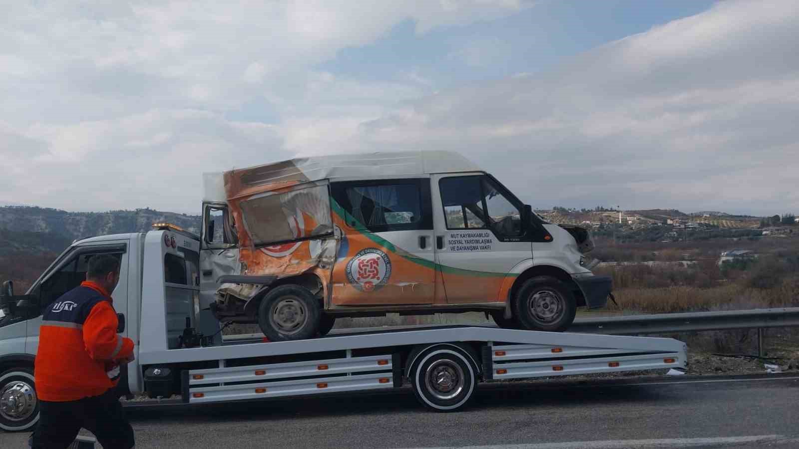 Mersin’de otobüsle minibüs çarpıştı, kaza ucuz atlatıldı: 2 yaralı