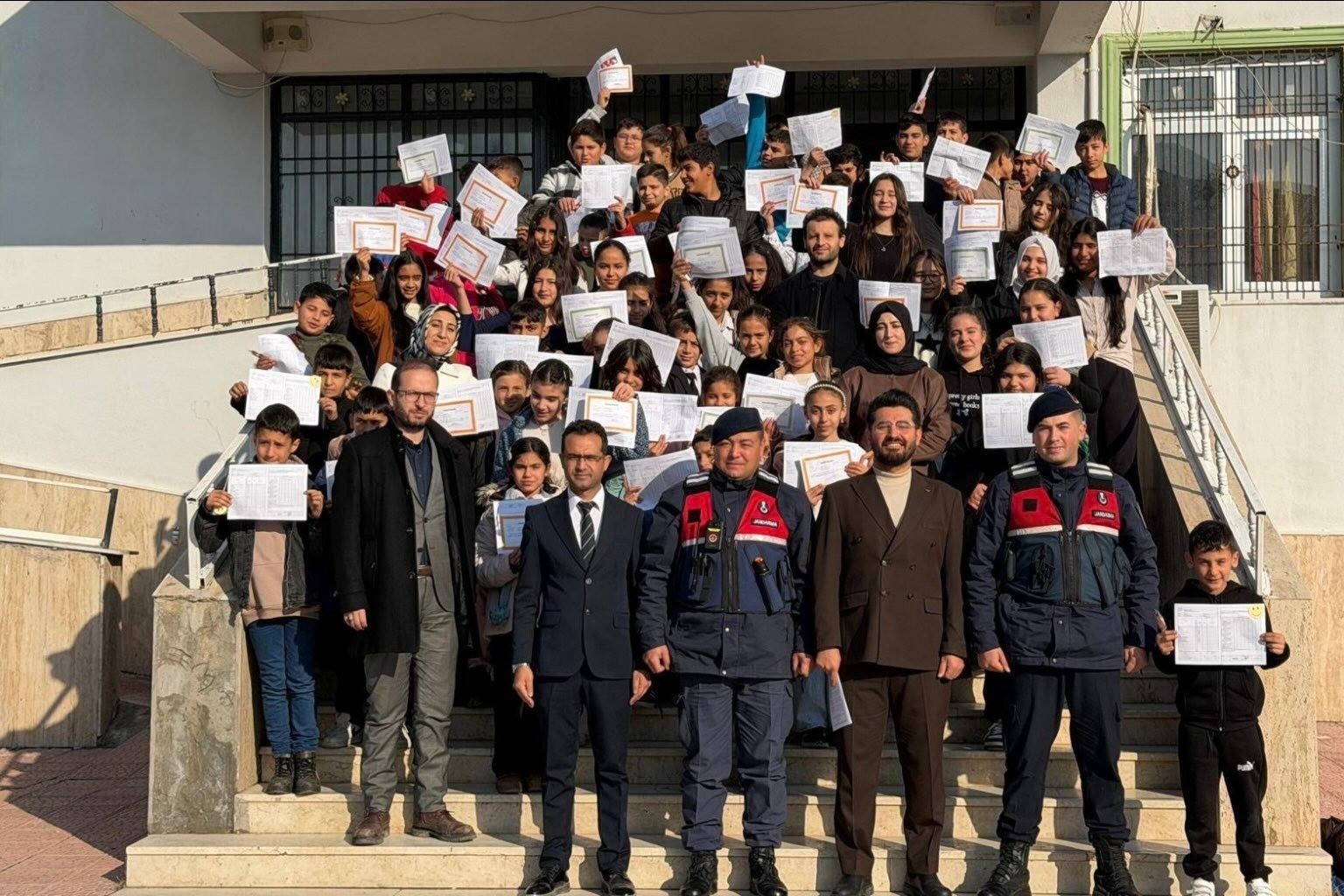 Jandarma, öğrencilerin karne heyecanına ortak oldu