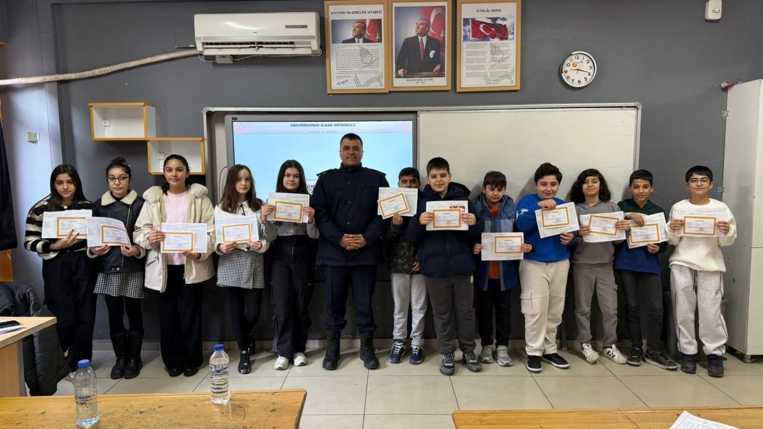 Jandarma, öğrencilerin karne heyecanına ortak oldu