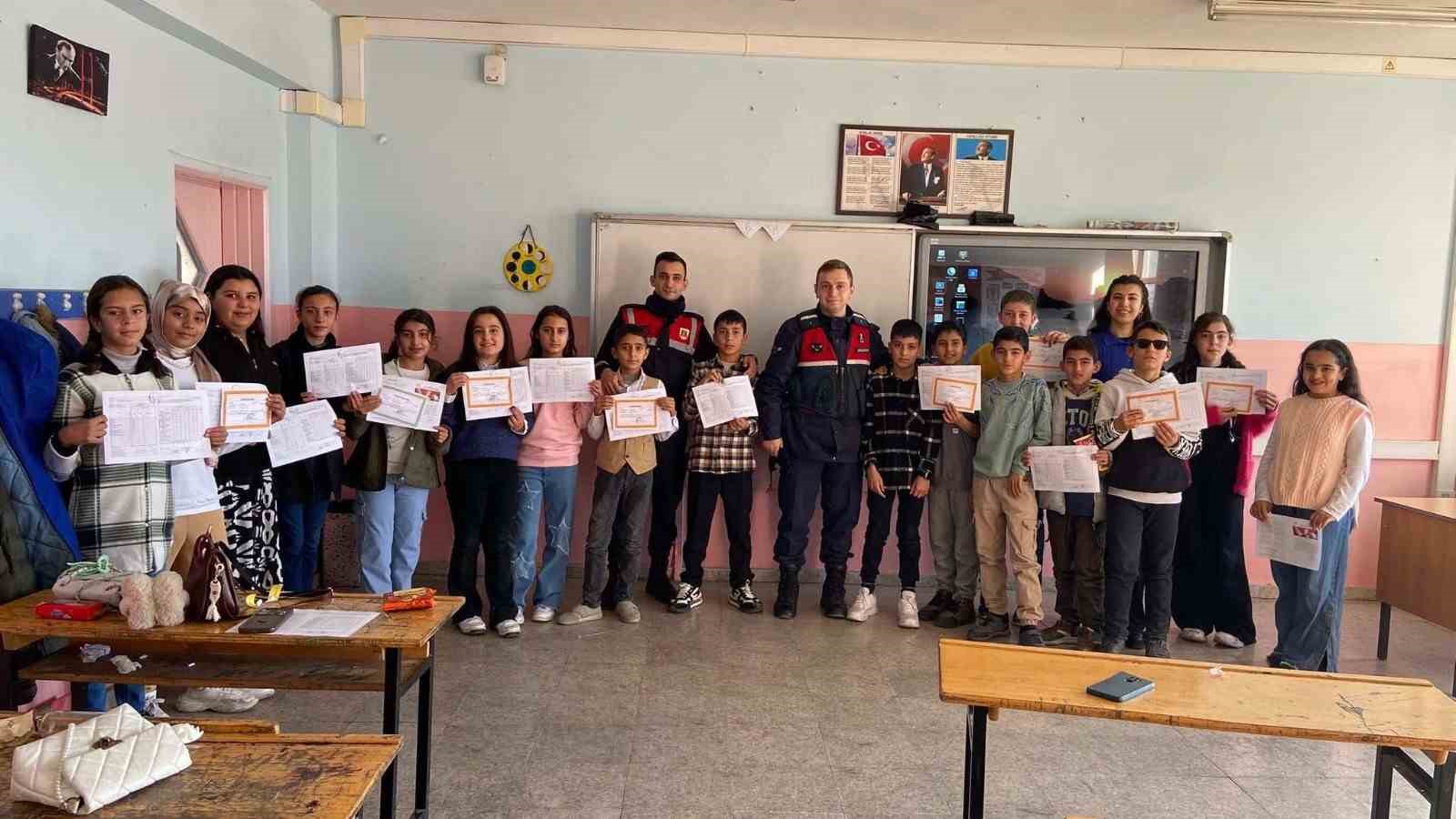 Jandarma, öğrencilerin karne heyecanına ortak oldu