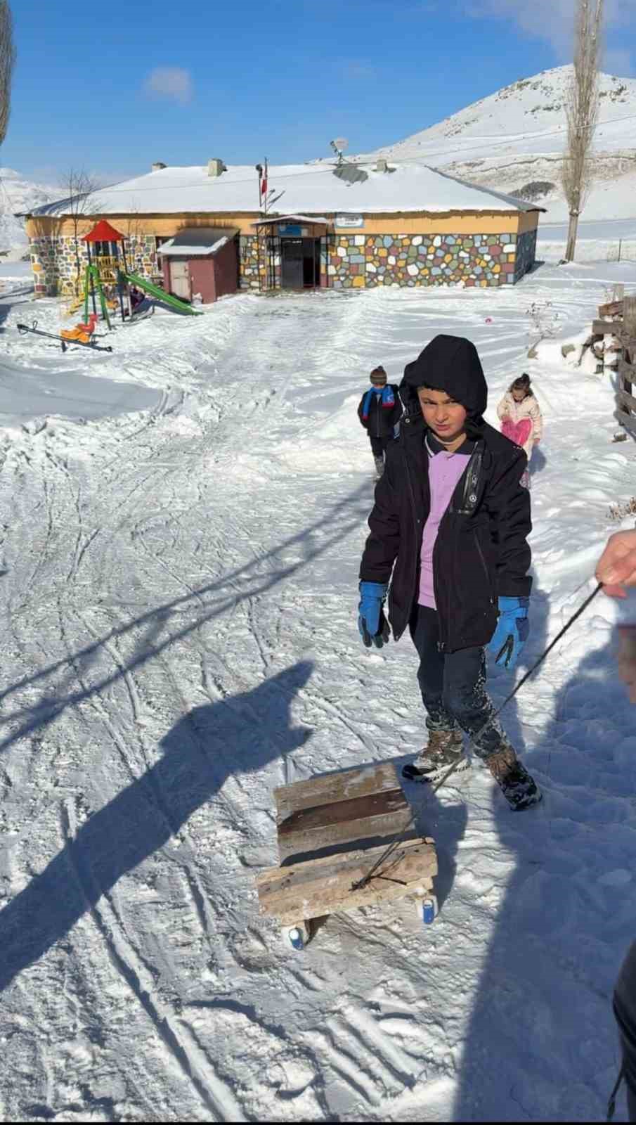 Öğretmen ve öğrencilerden kızak keyfi