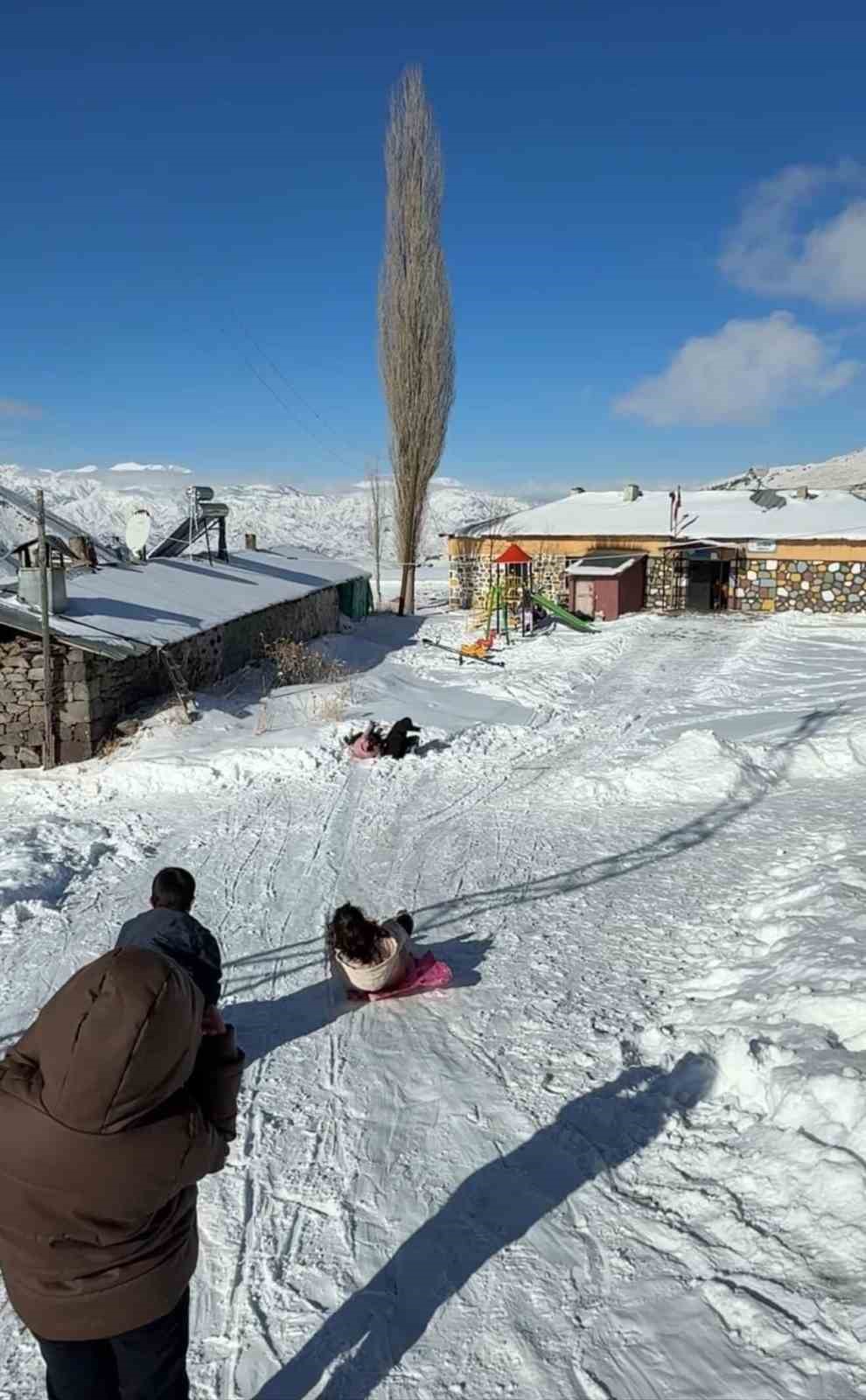 Öğretmen ve öğrencilerden kızak keyfi