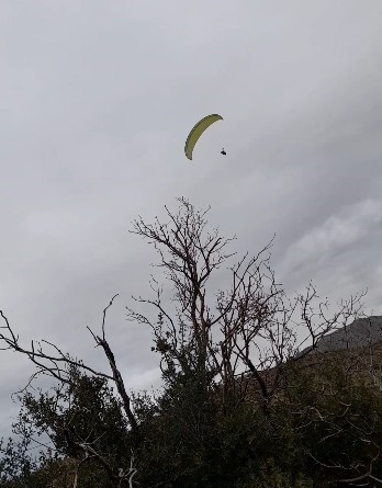 Gönülleri ısıtan davet: Yamaç paraşütçüsü işçilerin çay davetine kayıtsız kalmadı