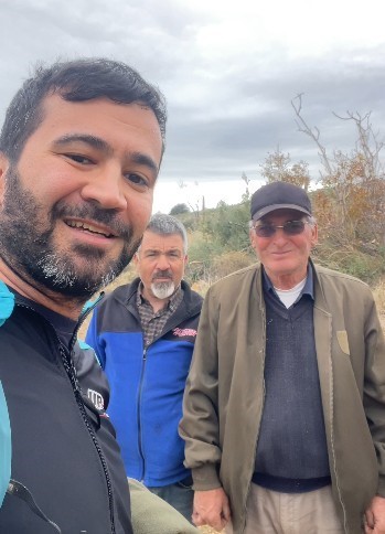 Gönülleri ısıtan davet: Yamaç paraşütçüsü işçilerin çay davetine kayıtsız kalmadı