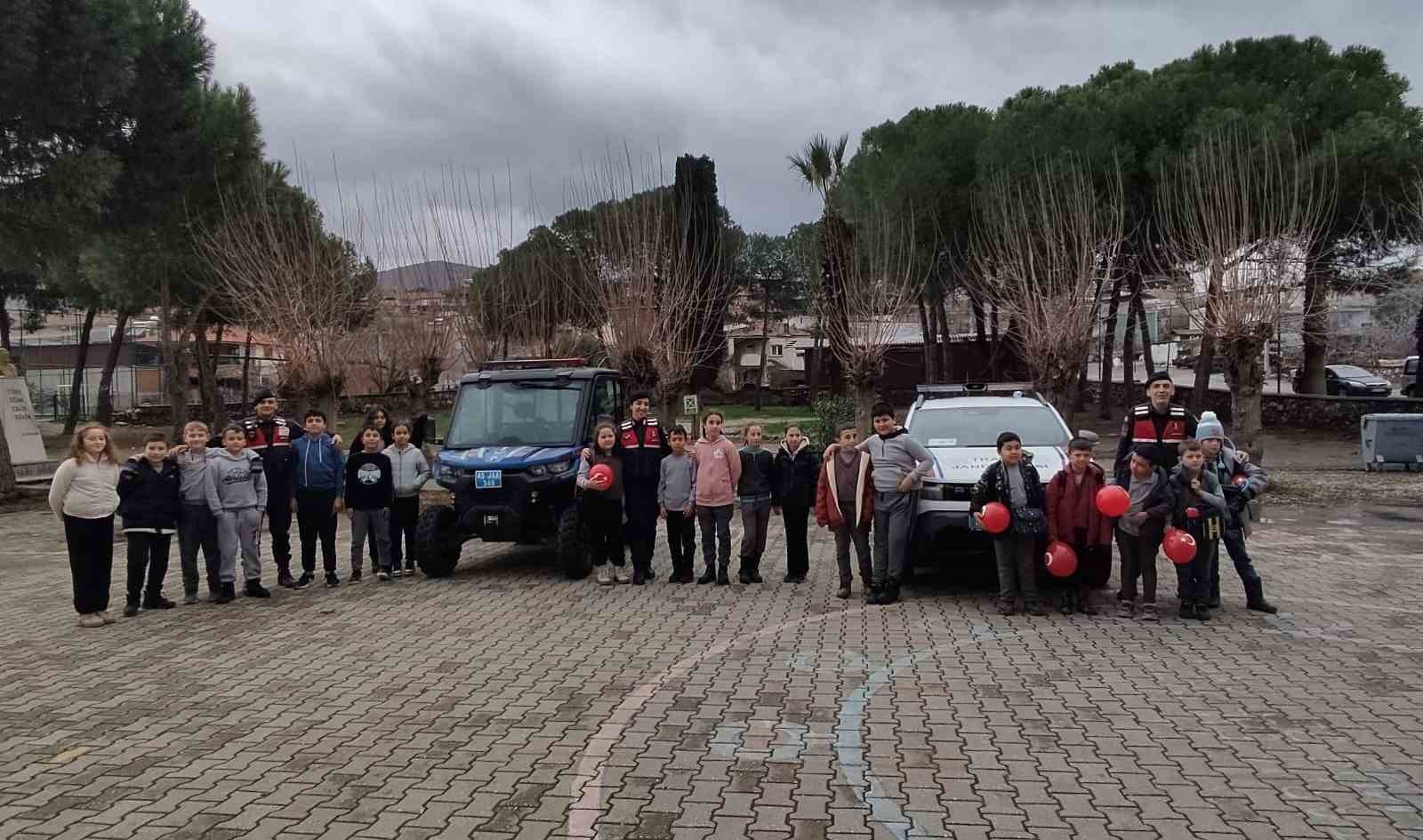 Salihli’de minik öğrenciler jandarmayı yakından tanıdı