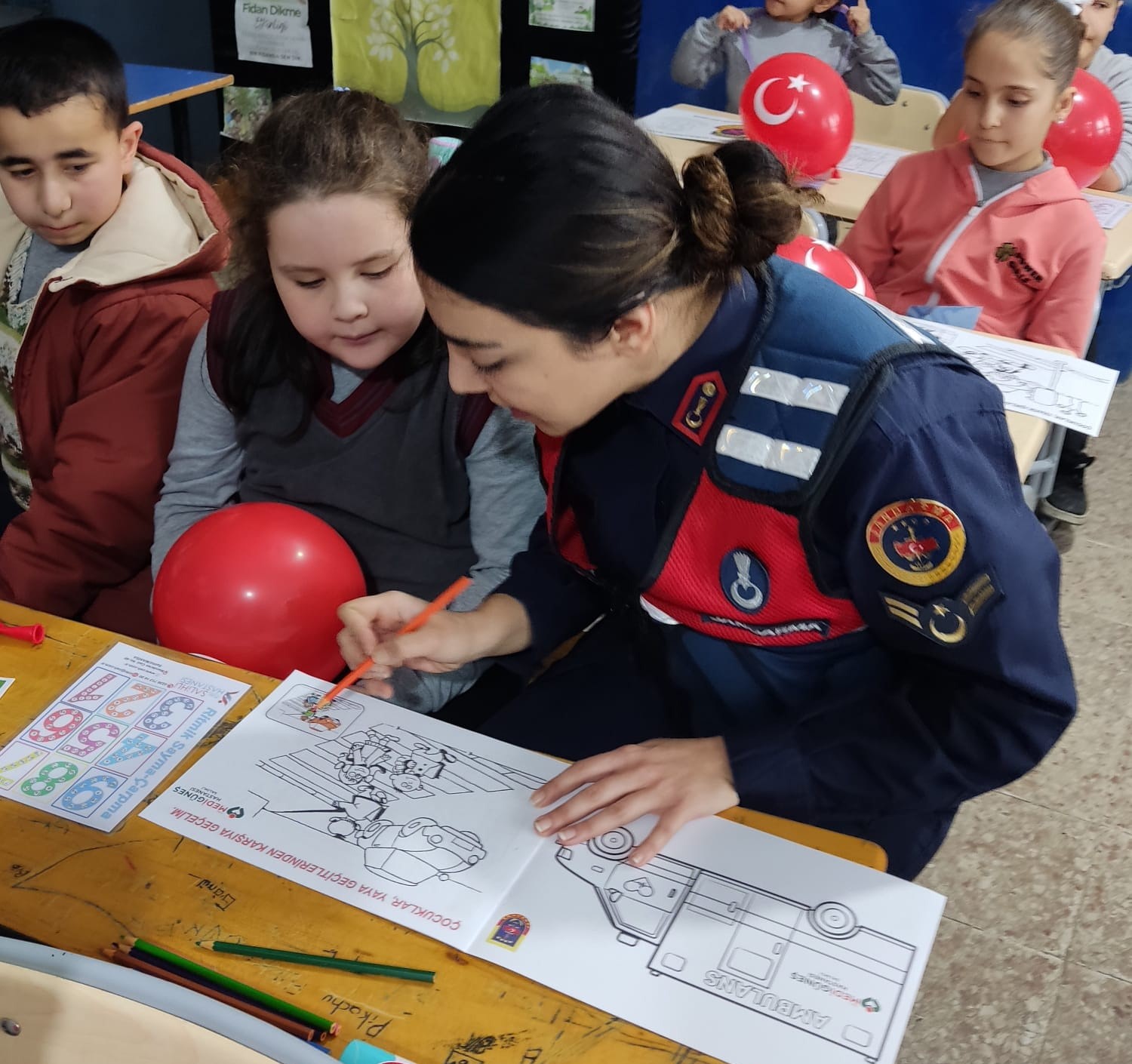 Salihli’de minik öğrenciler jandarmayı yakından tanıdı