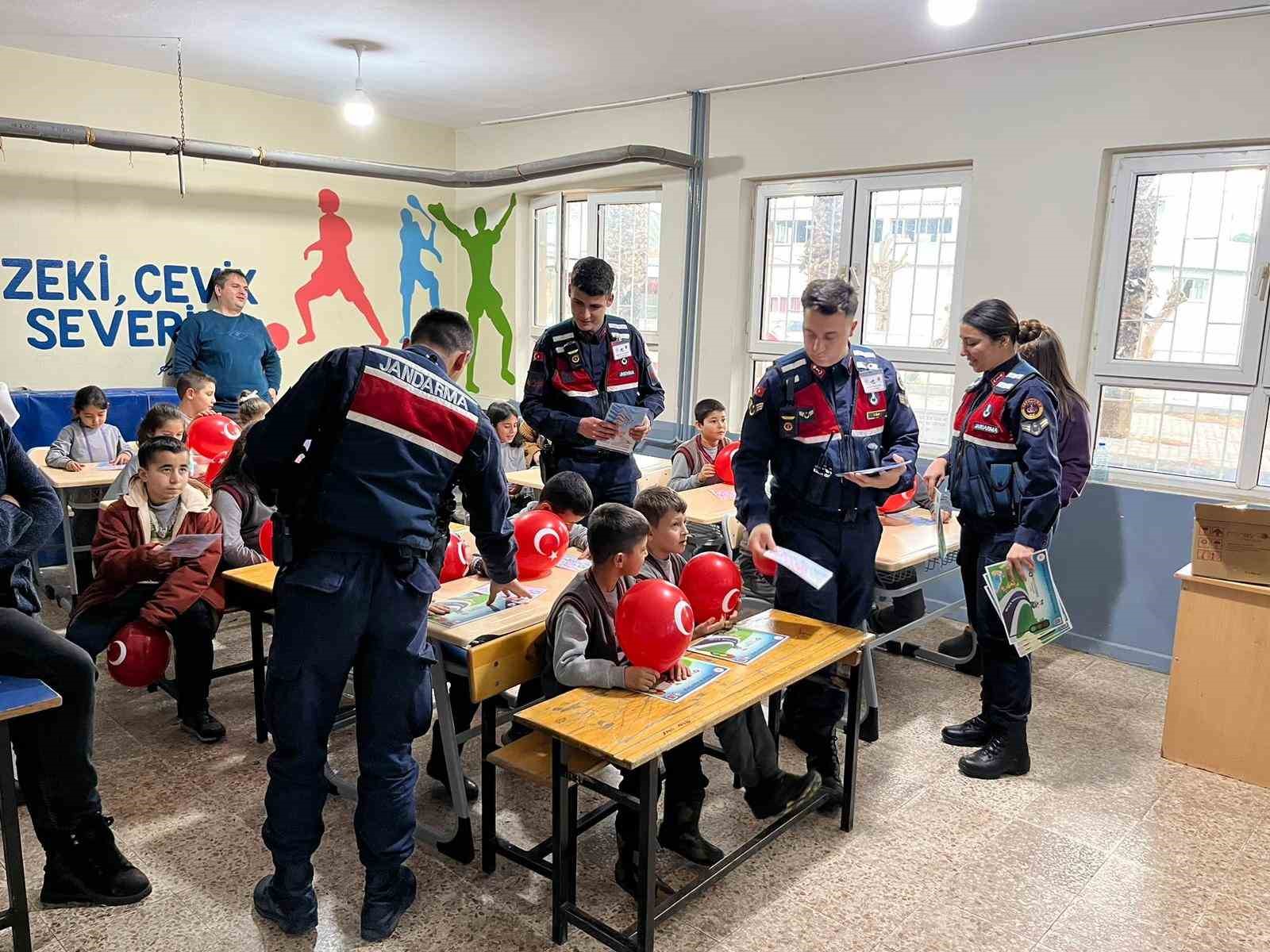 Salihli’de minik öğrenciler jandarmayı yakından tanıdı