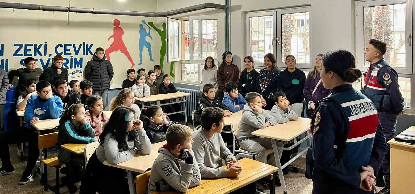 Salihli’de minik öğrenciler jandarmayı yakından tanıdı