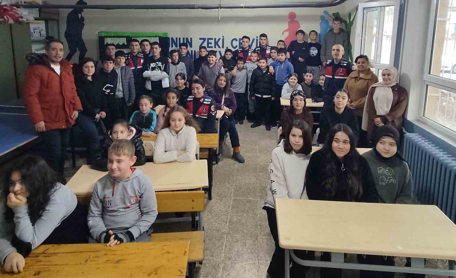 Salihli’de minik öğrenciler jandarmayı yakından tanıdı