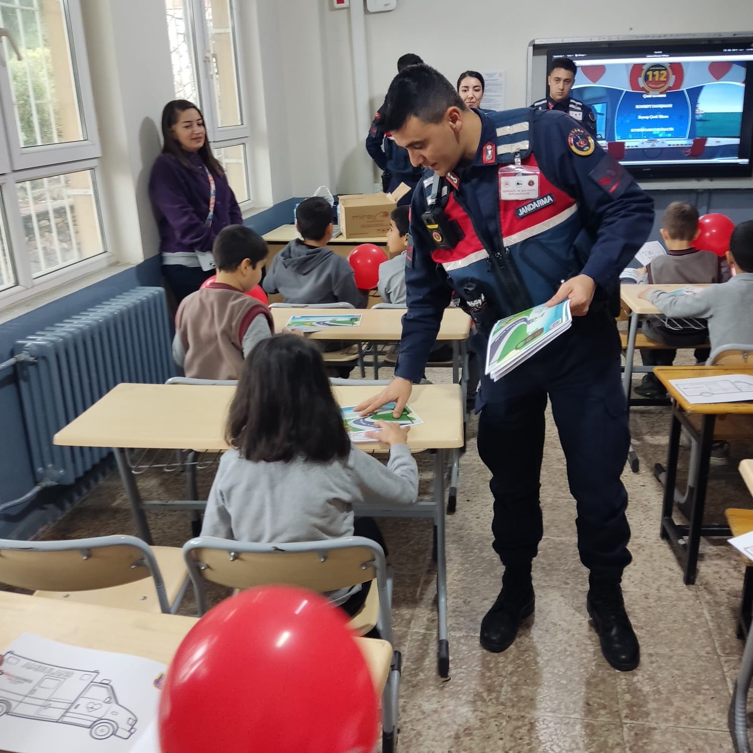 Salihli’de minik öğrenciler jandarmayı yakından tanıdı
