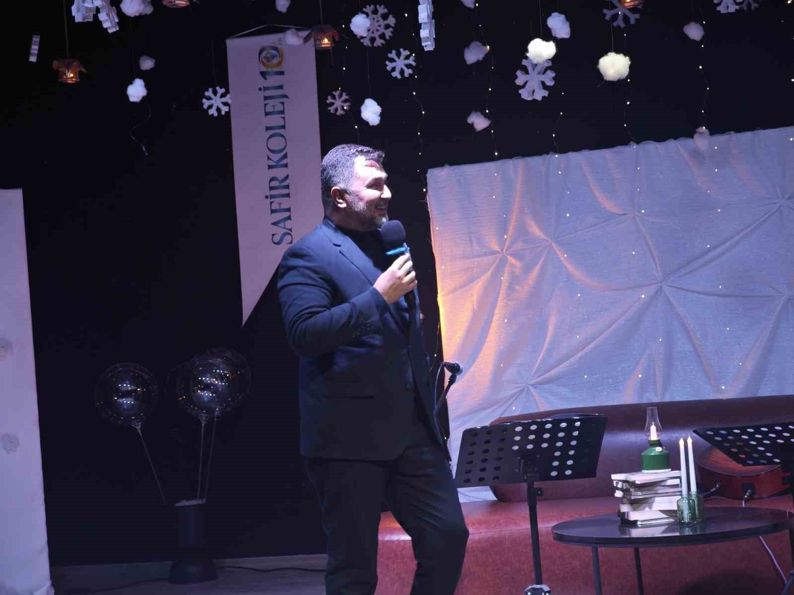 Milletvekili oğluyla aynı sahnede şiir okudu