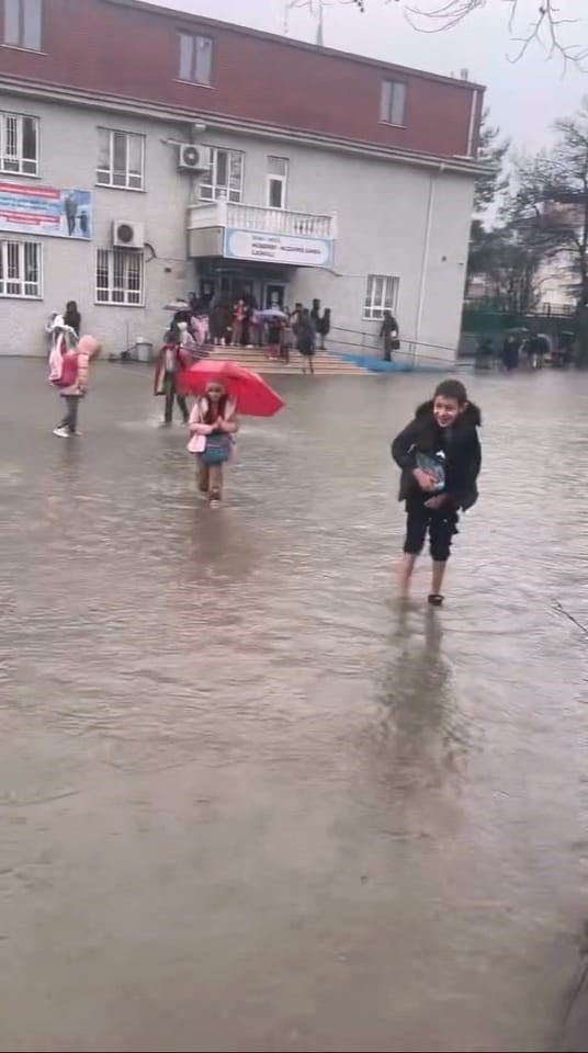 Sel ve fırtınada mahsur kalan öğrenciler için banklardan köprü