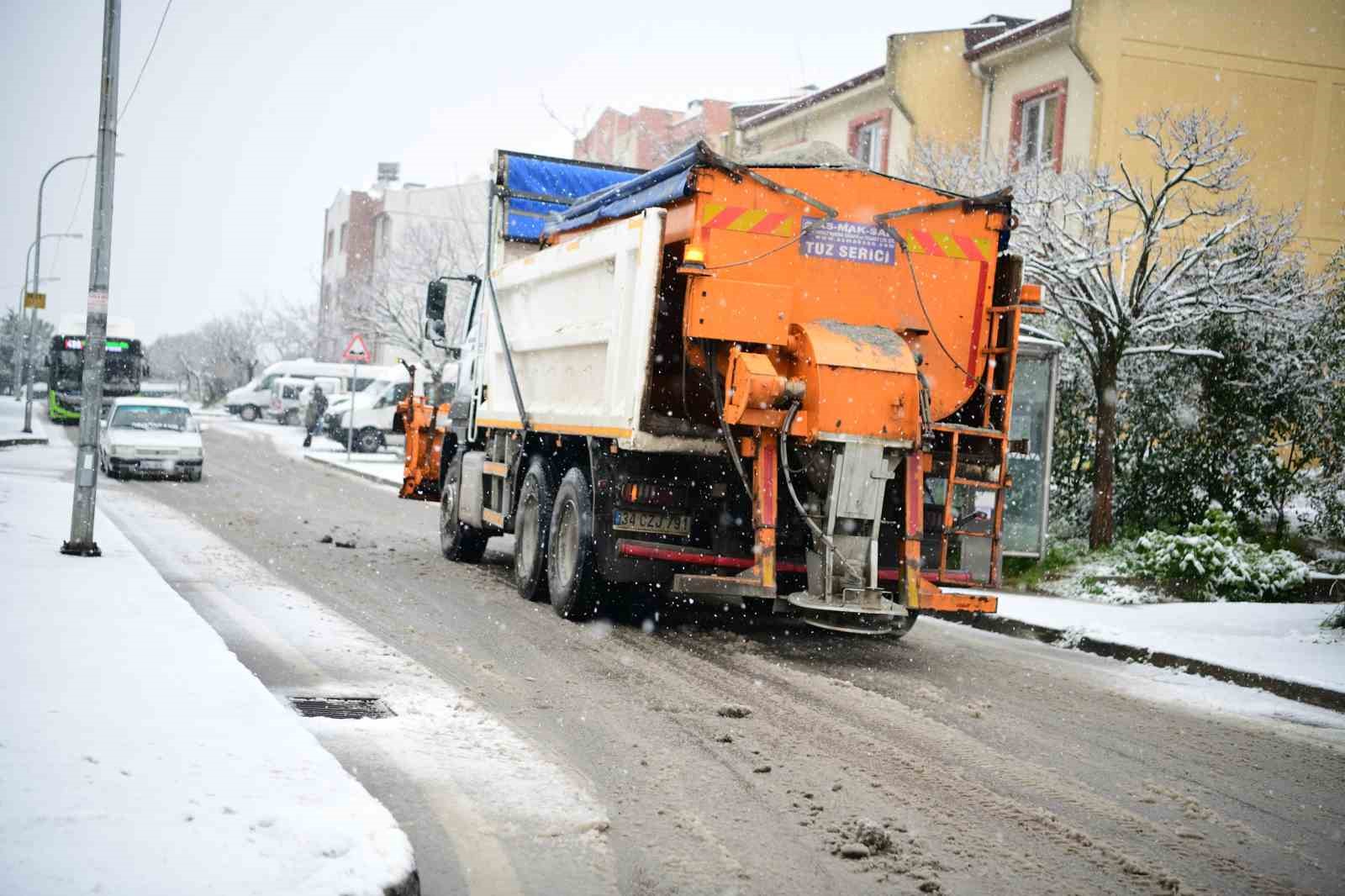 Çayırova’da karla mücadele sürüyor