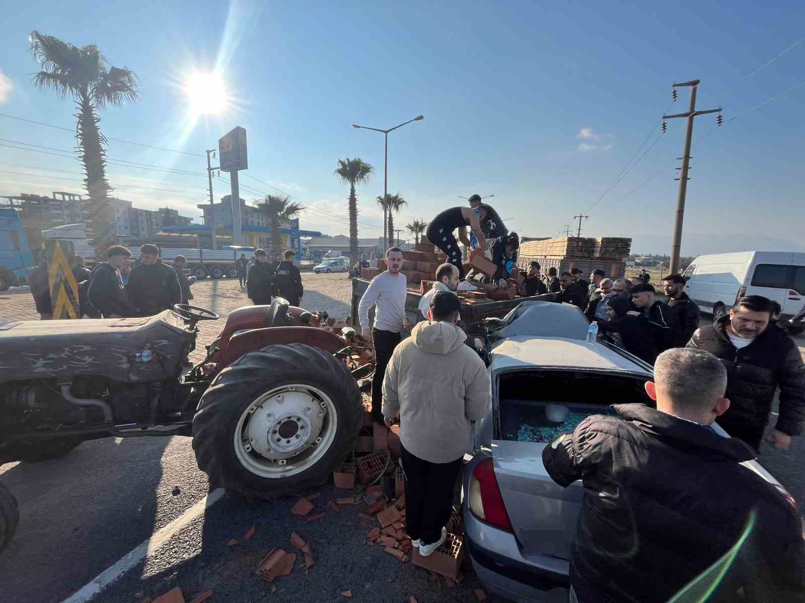 Kütahyaspor taraftarı, kazada yaralı sürücünün yardımına koştu
