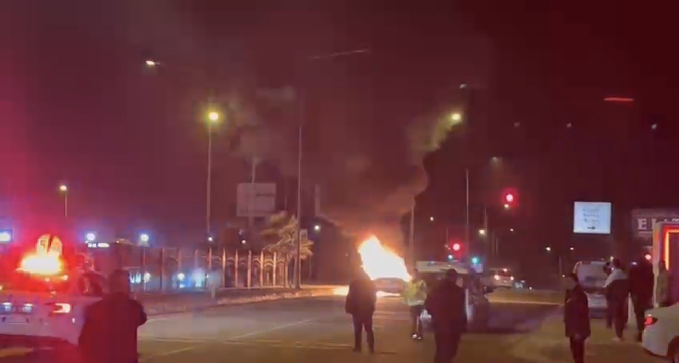 Seyir halindeki otomobil alev topuna döndü