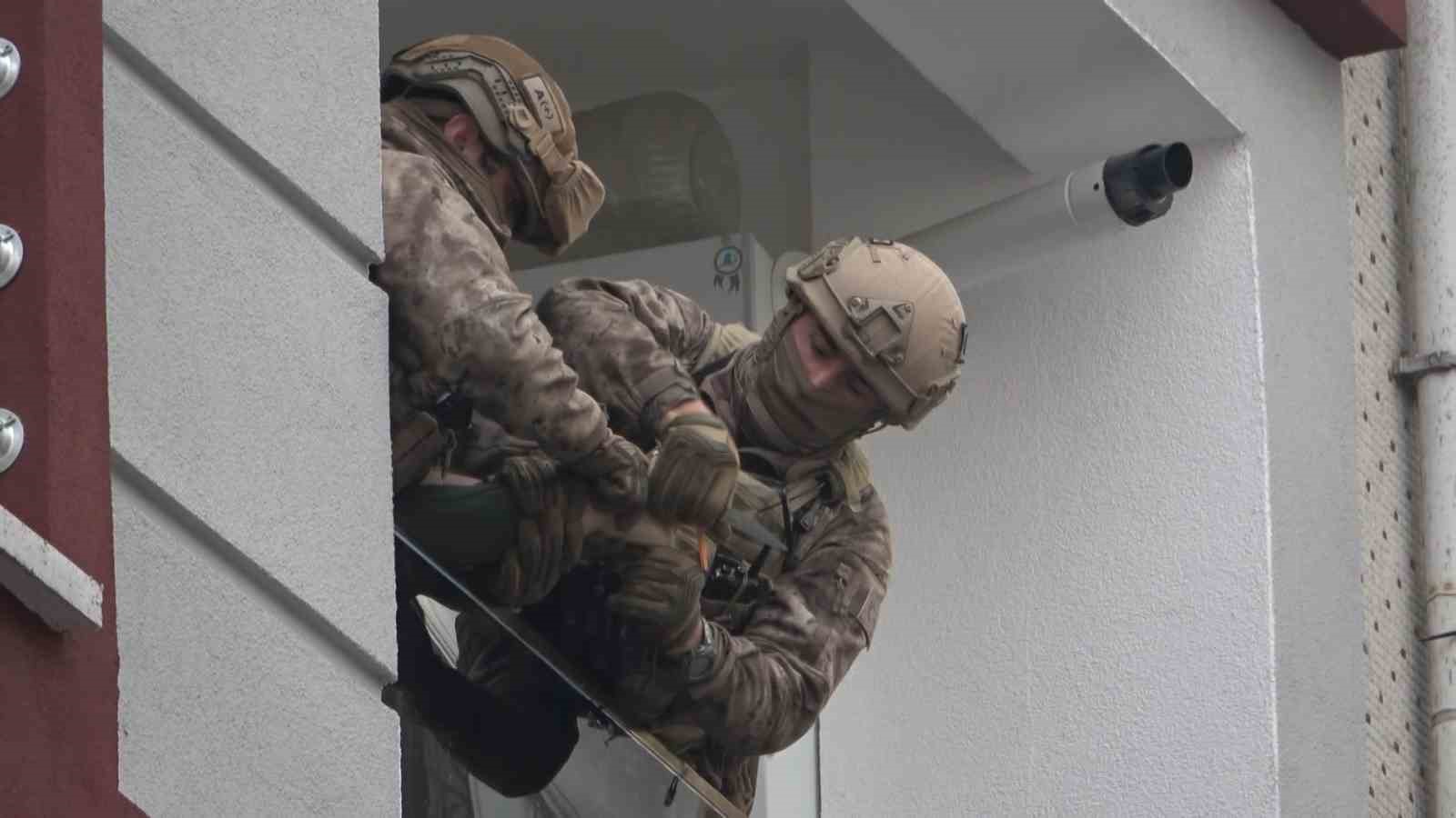 Balkondaki bıçaklı kriz özel harekat operasyonuyla son buldu