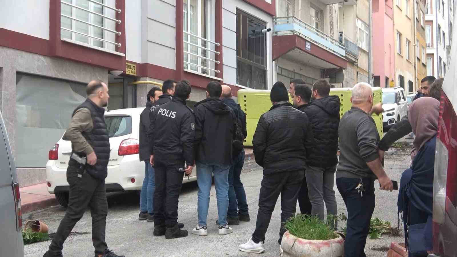Balkondaki bıçaklı kriz özel harekat operasyonuyla son buldu