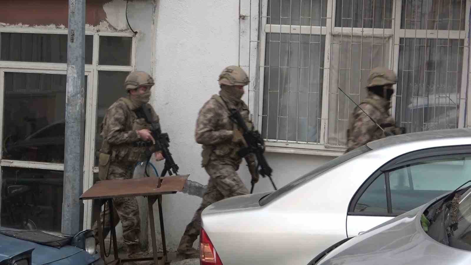 Balkondaki bıçaklı kriz özel harekat operasyonuyla son buldu