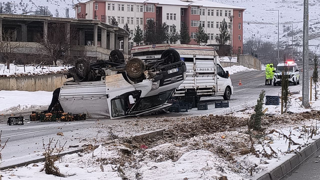 Gercüş’te meyve yüklü kamyonet devrildi, meyveleri sürücünün yardımına koşanlar topladı