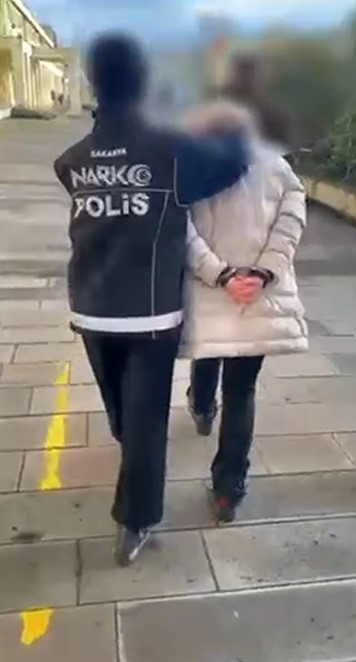 Diyarbakır’dan İstanbul’a uyuşturucu taşıyan kadın Sakarya’da yakalandı