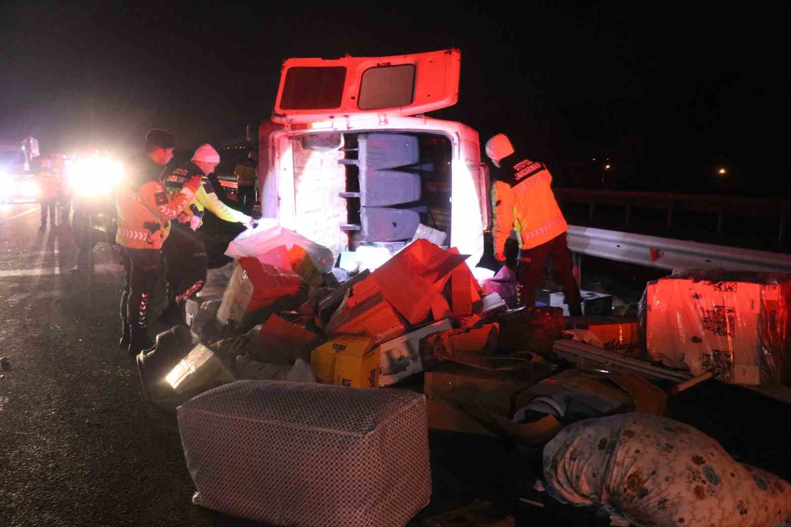 Anadolu Otoyolu’nda aynı istikamette giden otomobil ile minibüs çarpıştı: 1 ölü, 3 yaralı